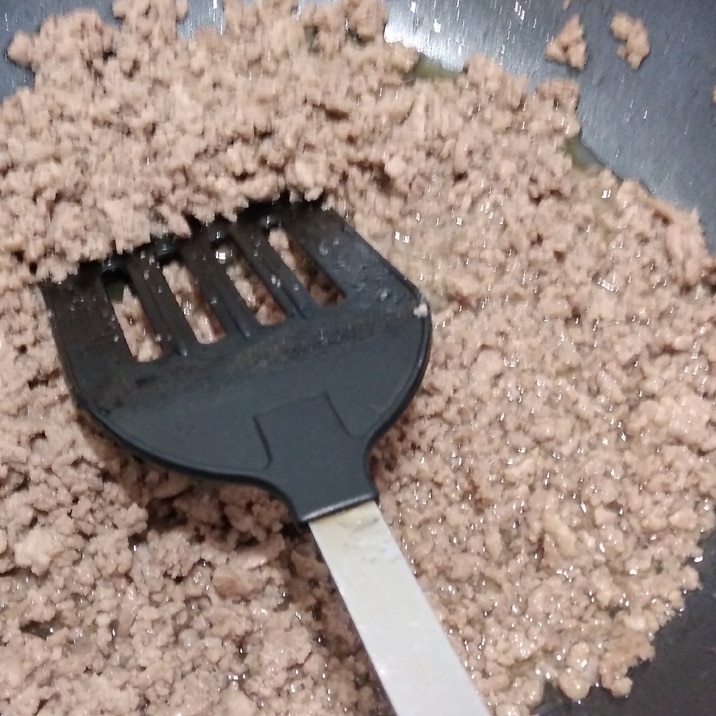 おつまみに、牛豚ミンチ肉のそぼろ。